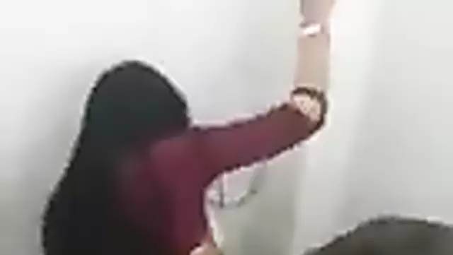 دختر دانشجوی ازبک تو دستشویی خودش رو به دوستش می ده.