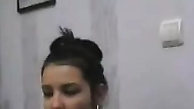 بنت أوزبكية صغيرة بتتباهى بمؤخرتها العارية