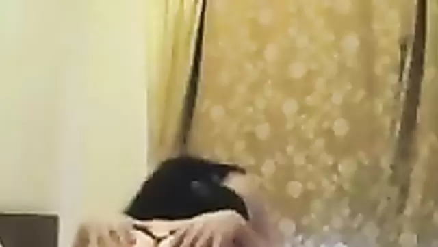 مامان ازبک با شورت شوهرشو می کنه.