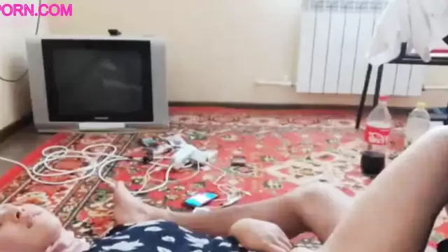 سكس ديسي نار على الأرض مع بنت أوزبكية صغيرة.