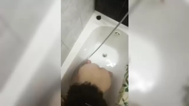 یه دختر جوون سبزه تو دستشویی کیر یه زن ازبک رو می مکه.